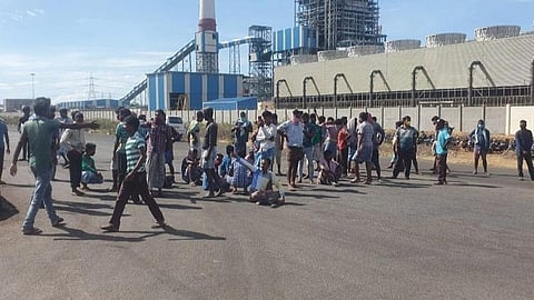 சொந்த ஊருக்கு அனுப்பி வைக்கக் கோரி தூத்துக்குடியில் மேற்கு வங்க தொழிலாளர்கள் திடீர் மறியல்