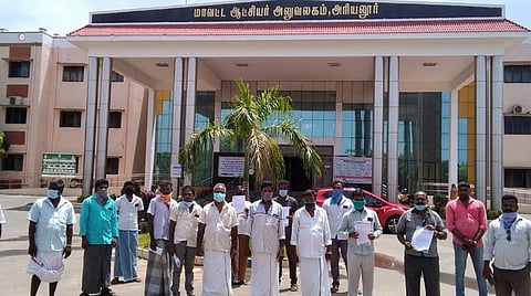 ஆட்சியரிடம் மனு அளித்த தமிழ்நாடு டென்ட் மற்றும் டெக்கரேசன் நலச்சங்கத்தினர்.