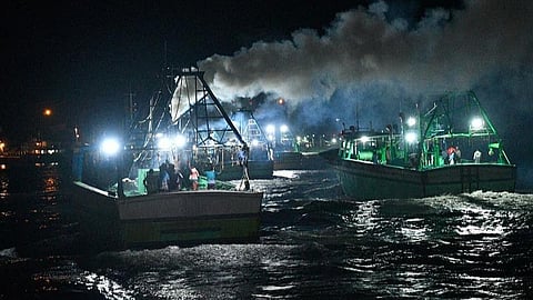 தூத்துக்குடி மீன்பிடித் துறைமுகத்தில் இருந்து நேற்று அதிகாலை விசைப்படகுகள் கடலுக்கு மீன்பிடிக்க புறப்பட்டுச் சென்றன. படம்: என்.ராஜேஷ்