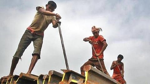 அமைப்புசாரா தொழிலாளர்களுக்கு ரூ.9000 நிவாரணம் வழங்கப்படுமா?- தமிழக அரசு பதிலளிக்க உயர் நீதிமன்றம் உத்தரவு