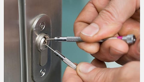 ஊரடங்கு நிஜக் கதைகள் 2: பூட்டுகள் தானாகப் பூட்டிக்கொண்டால்...கழிப்பறையில் சிக்கித் தவித்த பெண்