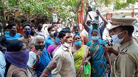 ஆளுநர் மாளிகை முன் தீக்குளிக்க முயன்றதால் பரபரப்பு