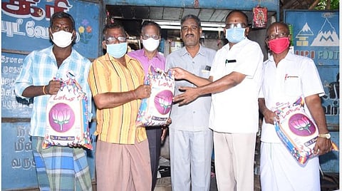 மதுரையில் செருப்புத் தைக்கும் தொழிலாளர்கள் 125 பேருக்கு கரோனா நிவாரண உதவி: பாரதி யுவகேந்திரா அமைப்பு வழங்கல்