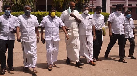 கருணாநிதி குறித்து வாட்ஸ் அப்பில் விமர்சித்த விவகாரம்: நெல்லையில் திமுக, அதிமுக பரஸ்பரம் புகார் மனு