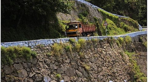 சுற்றுலாவுக்குத் தடை நீடிப்பதால் வாழ்வாதாரத்தை இழந்து நிற்கும் வால்பாறை மக்கள்!