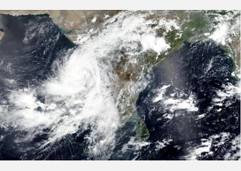 மும்பையை நெருங்கும் நிசர்கா புயல் : தீவிர முன்னெச்சரிக்கை நடவடிக்கையில் மகாராஷ்ட்ரா, குஜராத்