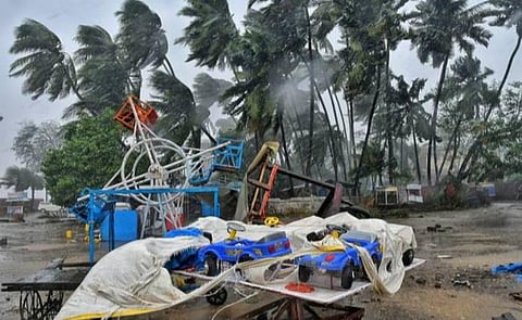 நிசர்கா புயல் கரையை கடந்தது; மும்பை விமான நிலையம் மூடல்: மரங்கள், மின்கம்பங்கள் சாய்ந்தன