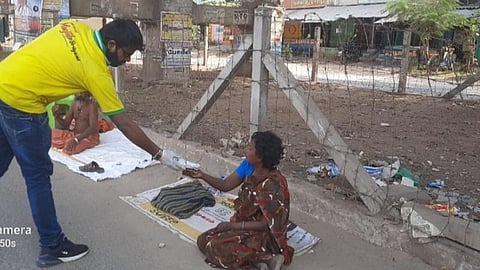 திண்டுக்கல்லில் சாலையோரம் வசிப்பவர்களுக்கு உணவு வழங்கிய ஓட்டல் உரிமையாளர் ஷேக்முஜிபுர் ரகுமான்.