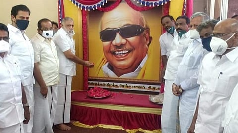 திண்டுக்கல்லில் நடந்த முன்னாள் முதல்வர் மு.கருணாநிதி பிறந்தநாள் விழாவில் அவரது படத்திற்கு மாலை அணிவித்து மரியாதை செலுத்திய திமுக மாநில துணைப்பொதுச்செயலாளர் இ.பெரியசாமி.