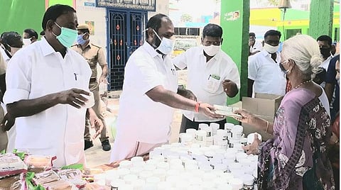 திருமங்கலம் பகுதியில் பொதுமக்களுக்கு அமைச்சர் ஆர்பி. உதயகுமார் நோய் தடுப்புக்கான கபசுர குடி நீர் பொடி வழங்கினார்.