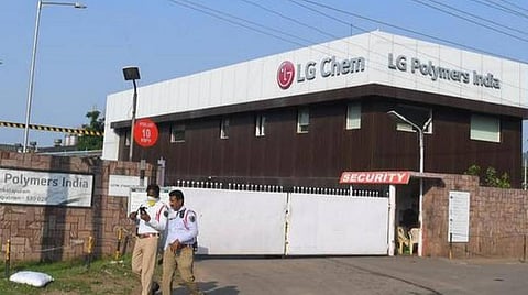 விஷவாயு கசிந்து 12 பேர் உயிரிழந்த சம்பவம்; எல்.ஜி பாலிமர்ஸ் நிறுவனமே முழு பொறுப்பு- தேசிய பசுமை தீர்ப்பாயம் உத்தரவு