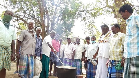 கஞ்சி காய்ச்சி சாப்பிடும் சமையல் கலைஞர்கள்.