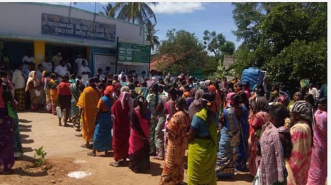 அஞ்செட்டி வட்டம் நாட்றாம்பாளையம் மலைக்கிராம ஊராட்சி அலுவலகம் முன்பு 100 நாள் வேலை கேட்டுத் திரண்ட கிராமப் பெண்கள்.