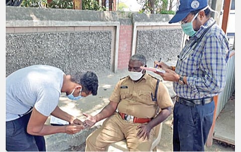 சுகாதார நிலையங்களுக்கு தெர்மல் ஸ்கேனர்; போலீஸாருக்கு பரிசோதனை- திருச்சி மருத்துவரின் சேவை