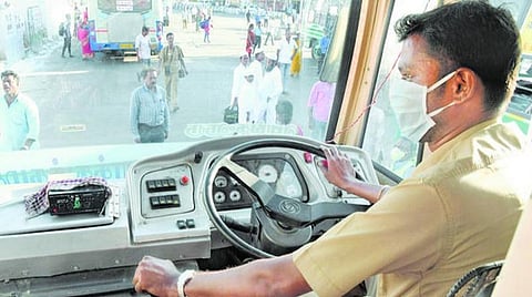 கரோனா அச்சத்தால் பேருந்தில் செல்ல தயக்கம்- பயணிகள் வருகை குறைவு