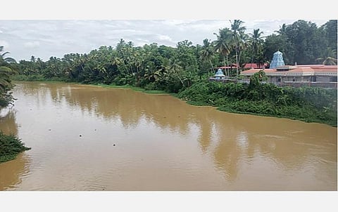 குமரியில் தொடரும் கன மழையால் குழித்துறை தாமிரபரணி ஆற்றில் பெருக்கெடுத்து பாயும் தண்ணீர்.