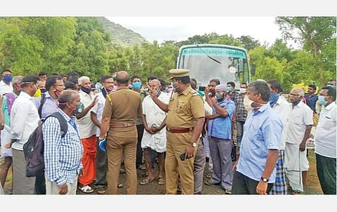 கரோனா பரிசோதனை முடிந்த பிறகும் 5 மணி நேரம் காக்க வைத்ததால் மறியல்