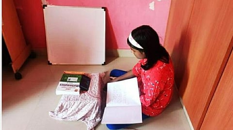 வகுப்பறைக்கு மாற்று இணையவழிக் கல்வியா? மாணவர்களுக்கு பார்வைக் குறைபாட்டை ஏற்படுத்துமா?