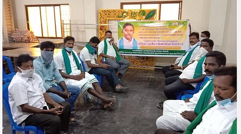 இலவச மின்சாரத்தைத் தொடர்ந்து வழங்க வலியுறுத்தி வயல்கள், வீடுகள், மோட்டார் அறைகளில் விவசாயிகள் உண்ணாவிரதம்