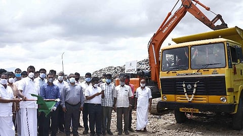 திட்டப்பணியை அமைச்சர் எஸ்.பி.வேலுமணி தொடங்கி வைத்தார். | படம்: ஜெ.மனோகரன்.