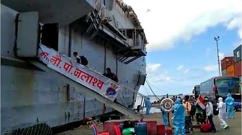 ஐஎன்எஸ் ஜலஸ்வா கப்பல் இன்றிரவு கிளம்புகிறது: மாலத்தீவில் இருந்து 700 இந்தியர்கள் ஜூலை 7 தூத்துக்குடி வருகை- பயணிகள் கப்பலில் ஏறத் தொடங்கினர்