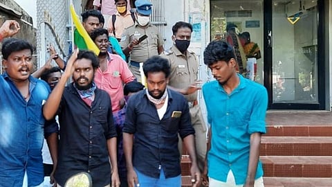 சிவகங்கையில் தனியார் நிதி நிறுவனத்தை முற்றுகையிட்டு போட்டு போட முயன்ற தமிழக வாழ்வுரிமை கட்சியினர் .