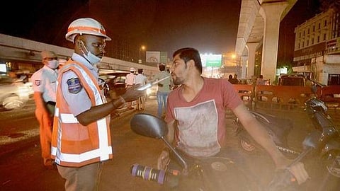 குடிபோதை வாகன ஓட்டிகள் வாயை ஊத வைத்து வழக்குப்பதிவிட வற்புறுத்தல்?- மதுரையில் கரோனா அச்சத்தில் போலீஸார்