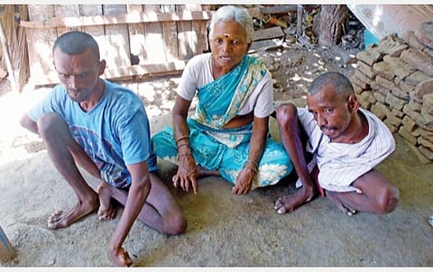 காஞ்சிபுரம் அருகே கோவிந்தவாடி அகரம் பகுதியில் மனவளர்ச்சி குன்றிய மகன், தம்பியுடன் தனியே வசித்துவரும் பச்சையம்மாள்.