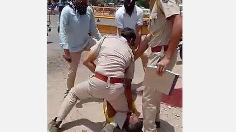 ஜோத்பூரில் ஒரு ஜார்ஜ் பிளாய்ட் சம்பவம்: ஒரு மனிதனின் கழுத்தில் முழங்காலை வைத்து அழுத்திய போலீஸ்