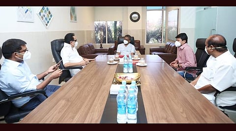 ஜெ.அன்பழகனின் உடல் நிலை குறித்து மருத்துவர்களிடம் விசாரிக்கும் ஸ்டாலின்