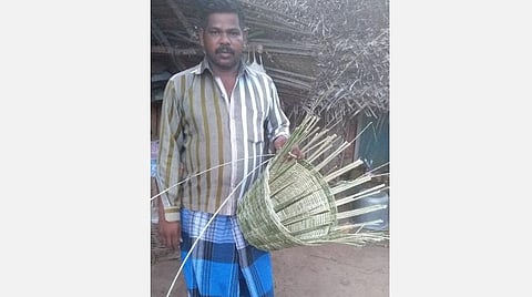 கரோனா ஊரடங்கால் கூடை பின்னும் தொழிலாளியாக மாறிய வழக்கறிஞர் உத்தமகுமரன்.