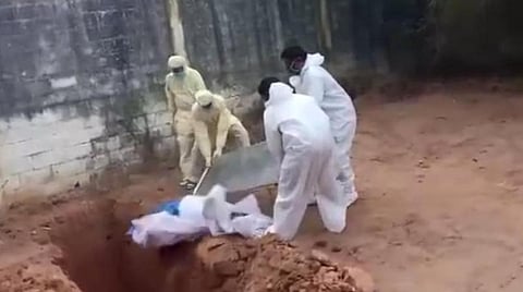 சவக்குழிக்குள் விழும் உடல்