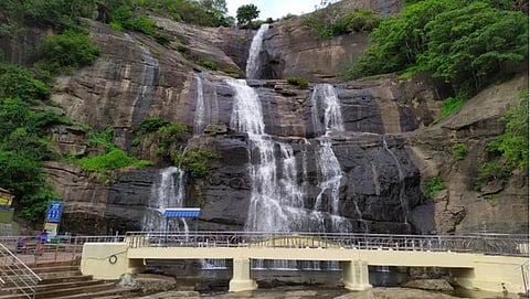 ஆர்ப்பரிக்கும் அருவிகள்; ஆரவாரமில்லாத குற்றாலம்: புரட்டிப் போட்ட கரோனாவால் வாழ்வாதாரம் பாதிப்பு