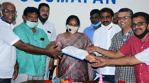 சிறு, குறு தொழில் நிறுவனங்களின் பிரச்சினைகள் தொடர்பாக வானதி சீனிவாசனிடம் மனுக்களை அளித்த கோவை, சிறு, குறு தொழில்முனைவோர் கூட்டமைப்பினர்.