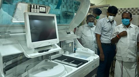 தூத்துக்குடி அரசு மருத்துவக் கல்லூரி மருத்துவமனையில் நிறுவப்பட்டுள்ள தானியங்கி உயிர் வேதியியல் பகுப்பாய்வு கருவியை, அமைச்சர் கடம்பூர் செ.ராஜூ தொடங்கி வைத்து பார்வையிட்டார். படம்: என்.ராஜேஷ்