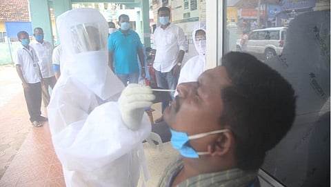 நாகர்கோவில் வடசேரி பேருந்து நிலையத்தில் காய்கறி சந்தை வியாபாரிகளிடம் கரோனா பரிசோதனை மேற்கொள்ளப்பட்டது.