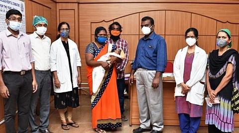 சிகிச்சை முடிந்து திரும்பிய குழந்தையின் பெற்றோருடன், கோவை அரசு மருத்துவனையின் டீன் காளிதாஸ், சிகிச்சையளித்த மருத்துவக் குழுவினர்.