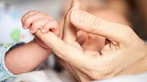 மதுரையில் 9 மாத குழந்தை சட்டவிரோத தத்தெடுப்பு: தம்பதியர் மீது நடவடிக்கை