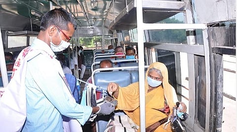 திருநெல்வேலி புதிய பேருந்து நிலையத்தில் பயணிகளிடம் முககவசம் விற்பனை செய்யும் பாப்புராஜ்.