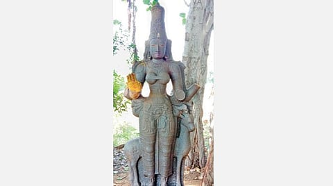 அழகிய கொற்றவை சிற்பம்.