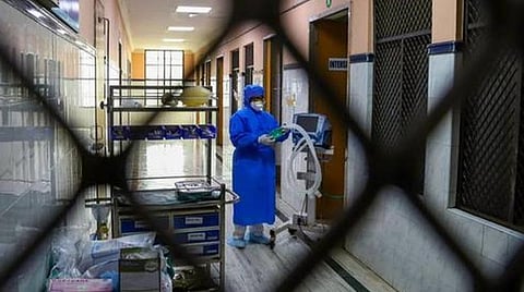 ஜிப்மர் மருத்துவர்கள் 5 பேர், ஊர்காவல்படை வீரர் ஒருவர் உட்பட 12 பேருக்கு கரோனா தொற்று உறுதி