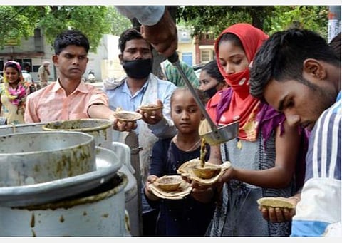 உணவுக்காக கையேந்தும் நிலையில் புலம்பெயர் தொழிலாளர்கள்
