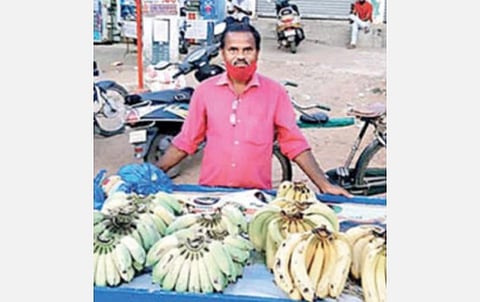 வேலை பறிபோனதால் வாழைப்பழம் விற்கும் ஆசிரியர்