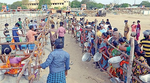 காசிமேடு மீன்பிடி துறைமுகம் அருகே உள்ள காலி இடத்தில் மீன் விற்பனைக்காக புதிதாக 200 கடைகள் அமைக்கப்பட்டுள்ளன. கடையைச் சுற்றிலும் தடுப்பு வேலிகளும் போடப்பட்டிருந்தன. அங்கு மீ்ன்கள் வாங்கக் காத்திருந்த சிறு வியாபாரிகள்.படங்கள்: க.ஸ்ரீபரத்
