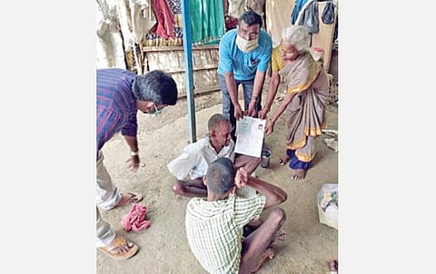 கோவிந்தவாடி அகரம் பகுதியைச் சேர்ந்த மாற்றுத் திறனாளிகளுக்கு உதவித் தொகைக்கான ஆணையை வழங்கும் மாற்றுத் திறனாளிகள் நலத் துறை அலுவலர்கள்.