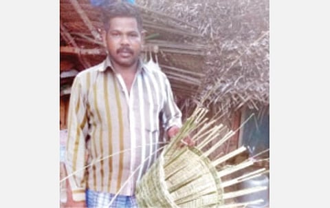 கூடை பின்னும் உத்தமகுமரன்.