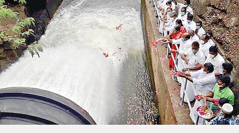 ஆழியாறு அணையிலிருந்து பழைய ஆயக்கட்டு பாசனத்துக்கு நேற்று தண்ணீர் திறந்துவிடப்பட்டது. படம்: எஸ்.கோபு