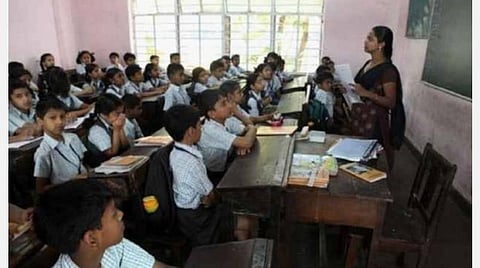 குழந்தைகளின் உயிரோடு விளையாடக் கூடாது அரசு