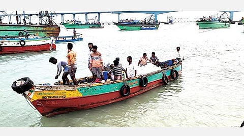 ராமேசுவரம் மன்னார் வளைகுடா கடலுக்கு மீன்பிடிக்கச் சென்ற பாம்பன் மீனவர்கள்.
