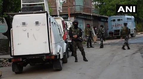 சோபியான் மாவட்டம் பின்ஜோரா பகுதியில் தீவிரவாதிகள் இருக்கும் பகுதியை சுற்றி வளைத்துள்ள ராணுவத்தினர்: படம் ஏஎன்ஐ